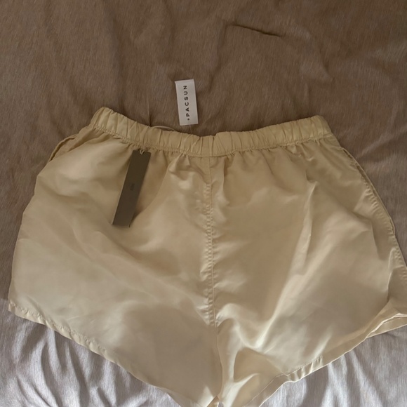 ESSENTIAL SHORTS - Picture 2 of 4